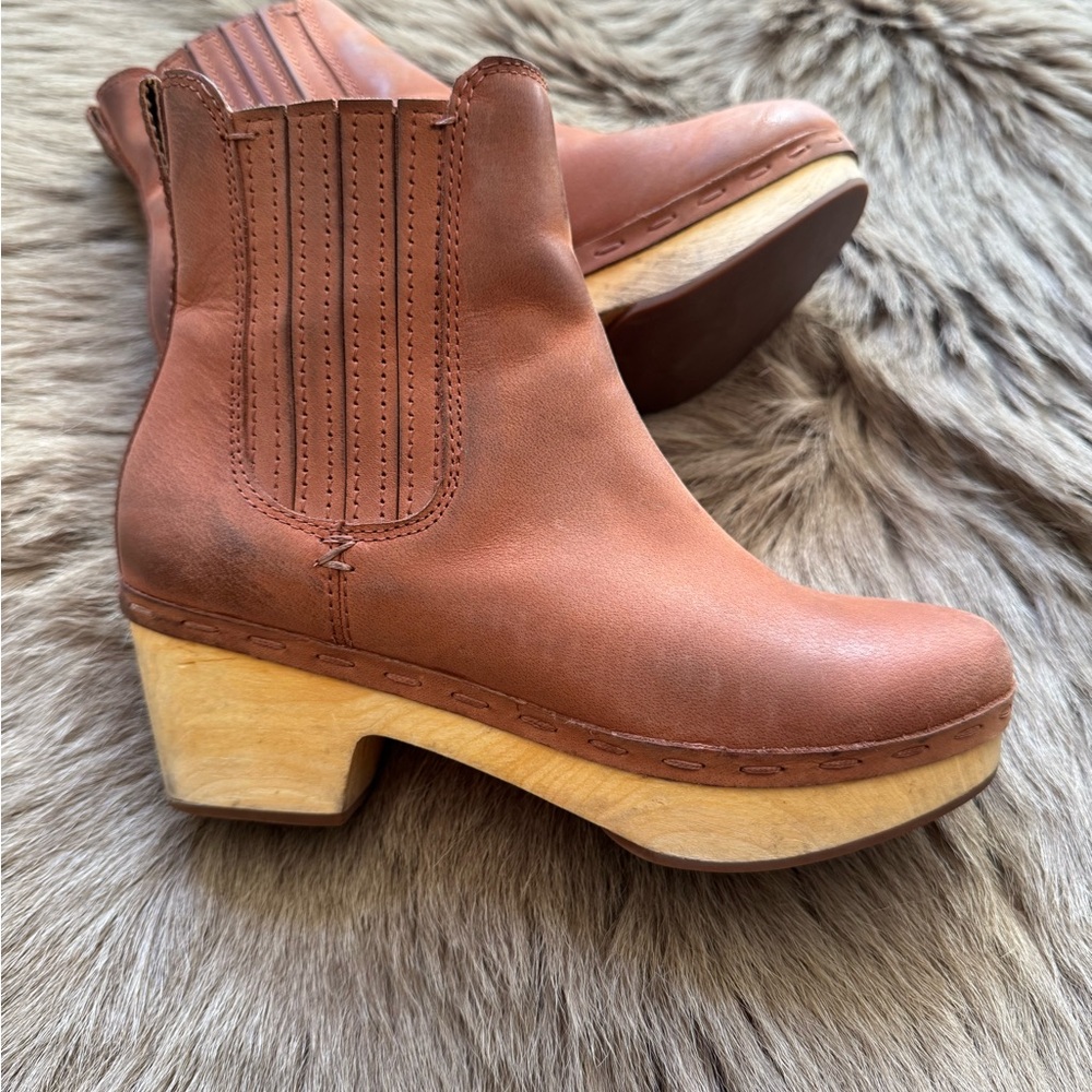 FRYE AND CO. Leather Clogs